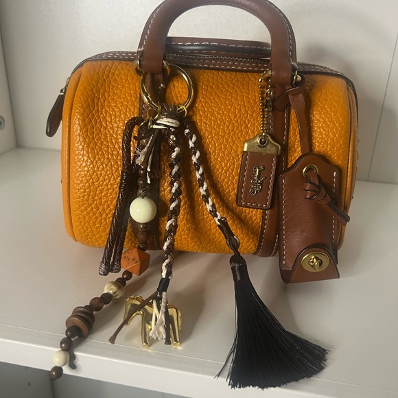 Golden Horse Key Chain - Picture 3 of 3